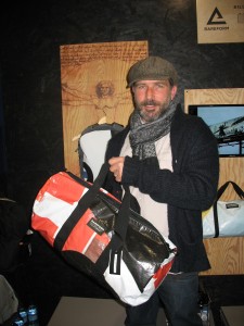 Olivier Cuissot à la tête de Rareform et ses sacs en bâche recyclée - photo D. ROUDY (c)