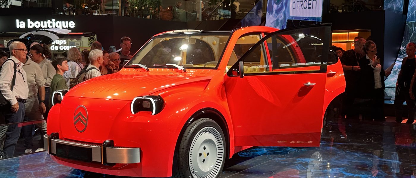 Mondial de l’auto : la 2 CV fait sa « star » et les Chinois débarquent en force